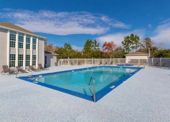 Full W/ Pool & Gym, Sleeps 4 *